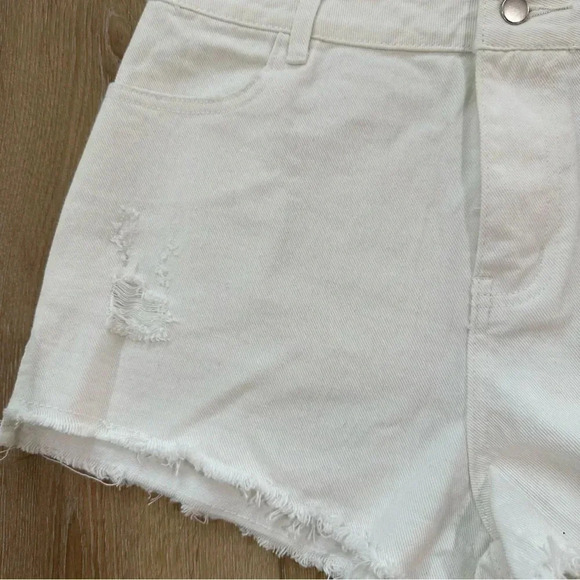 Honey Punch Women's Distressed Frayed Hem White Jean Shorts Size L NWT - Picture 5 of 10